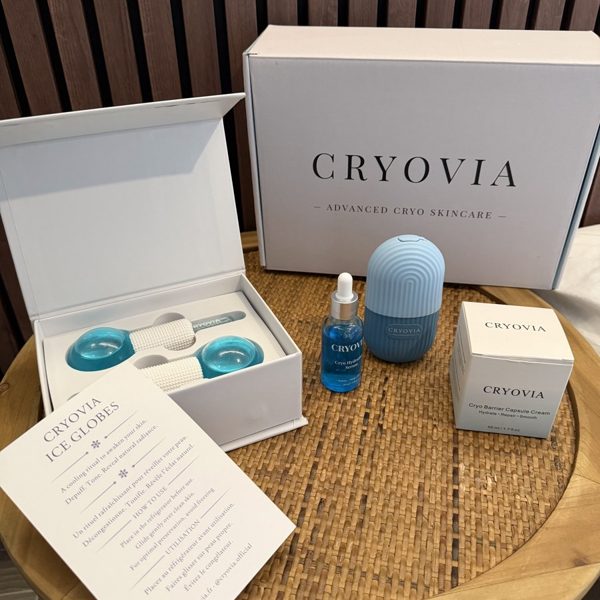 Coffret CRYOVIA sur la table de chevet d'Emma V.