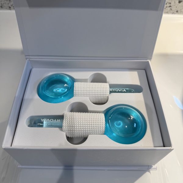 Coffret Ice Globes ouvert dans la salle de bain de Lilie B.