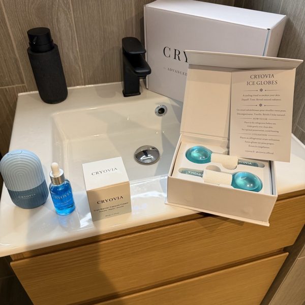 Routine CRYOVIA installée sur le lavabo de Tina D.