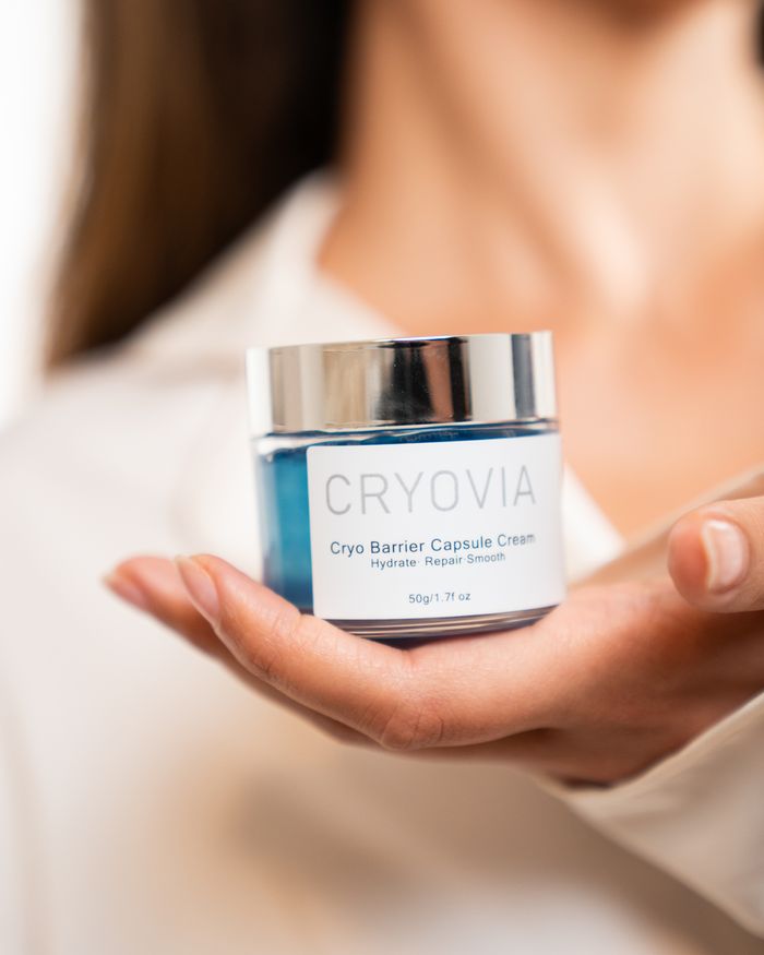 Pot de Crème Cryo Capsules tenu dans la main